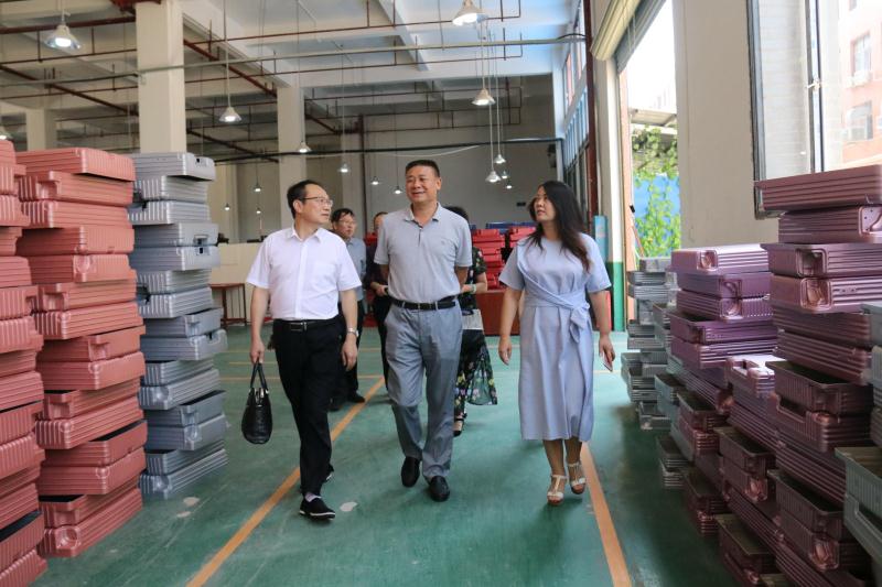 王如兵一行参观考察了邵东产业园区智多福箱包,醇龙